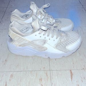 nike air huaraches, size 7.5 men’s, 9 women’s